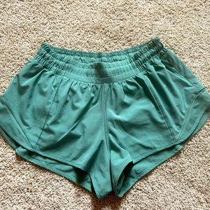 Lululemon Hotty Hot Low Rise Short II 2.5 Frosted Pine Sz 6